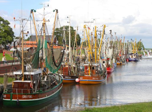 File:Greetsiel Krabbenkutter Hafen.JPG - Wikimedia Commons