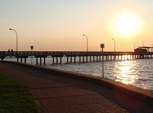 File:Fairhope Pier and walkway.JPG - Wikimedia Commons