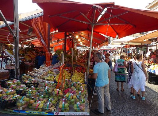 File:Ballarò, gente comprando, Palermo, Sicilia, Italia, 2015.JPG -  Wikipedia