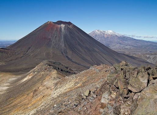 File:Le Ngauruhoe et le Ruapehu vus du sommet du Tongariro.jpg - Wikimedia  Commons