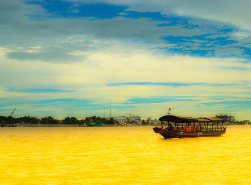 Boat on the yellow river landscape image - Free stock photo - Public Domain  photo - CC0 Images