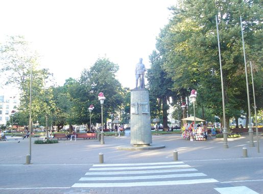 Archivo:Monumento a Valdivia en la Plaza de la Independencia.JPG -  Wikipedia, la enciclopedia libre