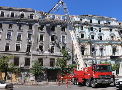 Файл:Kharkiv after Russian shelling (01) - Constitution Square, 1 and 3.jpg  — Вікіпедія