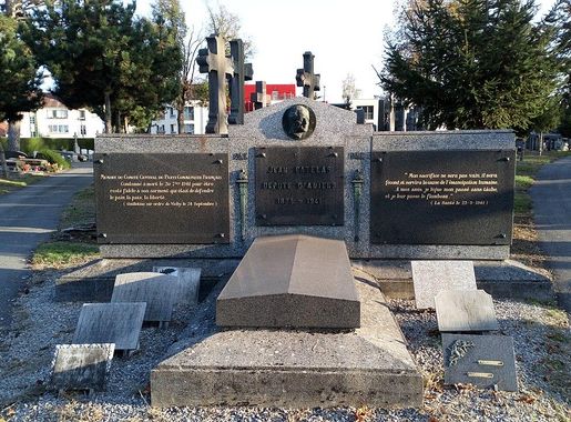 File:Cimetière Saint-Acheul d'Amiens, tombe Jean Catelas.jpg - Wikimedia  Commons