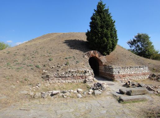 File:Pomorie Thracian Tomb 01.JPG - Wikimedia Commons