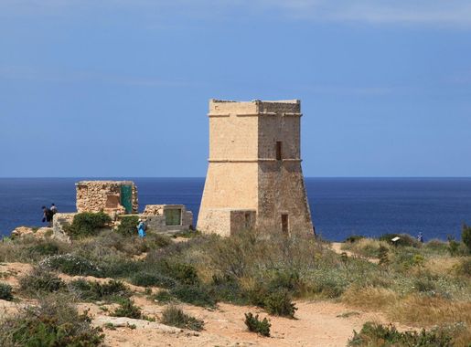 File:Malta - Mgarr - Triq Ghajn Tuffieha - Ghajn Tuffieha Tower 03 ies.jpg  - Wikimedia Commons