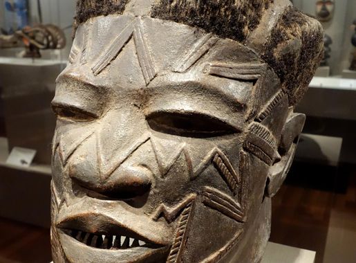 File:Helmet mask, Mozambique, Makonde people, early 20th century, wood,  beeswax, hair - De Young Museum - DSC01108.JPG - Wikimedia Commons