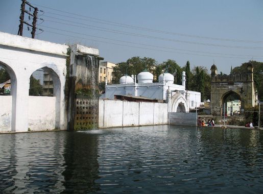 File:Panchakki fountain, Aurangabad.jpg - Wikimedia Commons