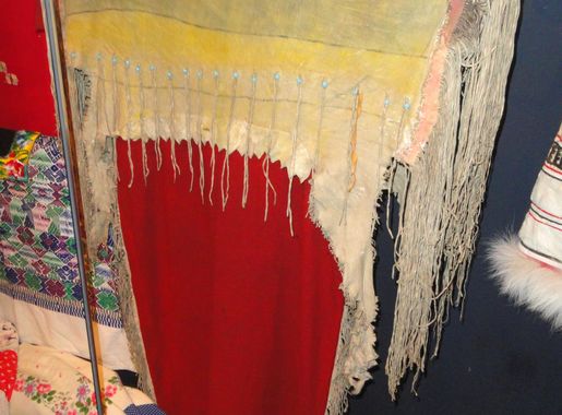 File:Woman's dress, Plains Indian, North America - Museum of Cultures  (Helsinki) - DSC04750.JPG - Wikimedia Commons
