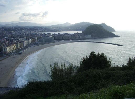 File:Donostia Zurriola Ulia menditik.JPG - Wikipedia