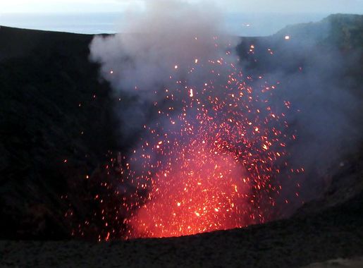 File:Yasur Volcano (45892563741).jpg - Wikimedia Commons
