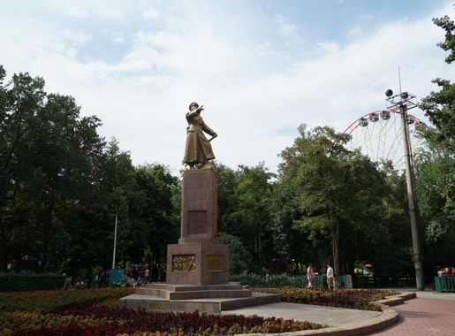 File:Statue of Ivan Panfilov in Bishkek.jpg - Wikimedia Commons