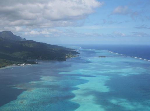 File:Raiatea - Vue avion (1).JPG - Wikimedia Commons