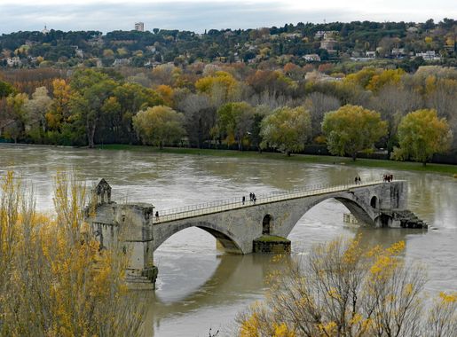 File:Avignon France Bridge - Pont Saint-Benezet Rhone River.jpg - Wikimedia  Commons