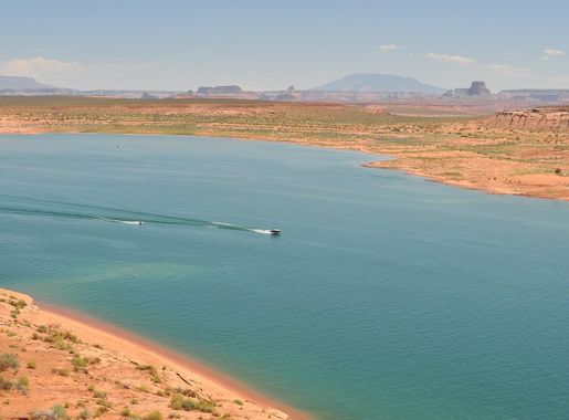 File:Lake Powell Boating.jpg - Wikimedia Commons