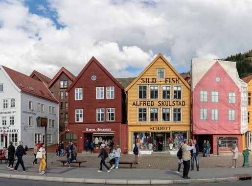 Mynd:Bryggen, Bergen, Noruega, 2019-09-08, DD 118-121 PAN.jpg - Wikipedia,  frjálsa alfræðiritið