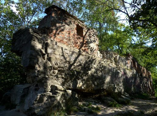 File:Lviv-park Vysokyi zamok-ruins of castle.jpg - Wikimedia Commons