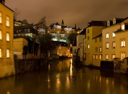 File:Grund at night - Luxembourg - panoramio.jpg - Wikimedia Commons