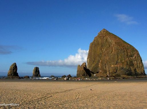 File:Haystack Rock, Cannon Beach, Oregon (23024694760).jpg - Wikimedia  Commons