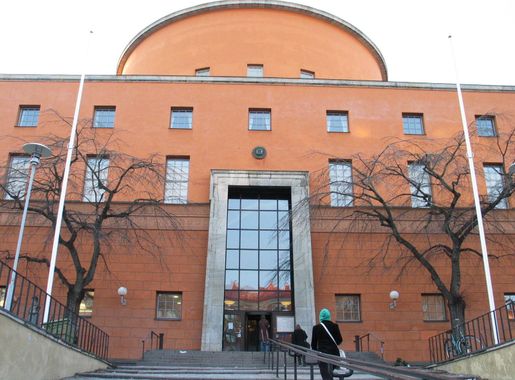 File:Stockholms stadsbiblioteks entré mot Sveavägen.JPG - Wikimedia Commons