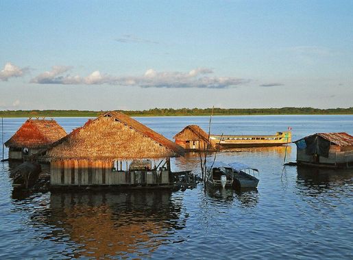 File:Floating houses on the Amazon.jpg - Wikimedia Commons