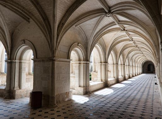 File:Abbaye Fontevraud - Cloître du Grand-Moûtier.jpg - Wikimedia Commons