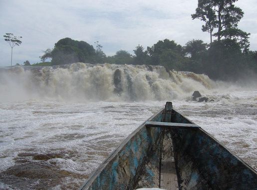 File:WL-Cameroun-Kribi-Pirogue aux chutes de la Lobé.jpg - Wikimedia Commons
