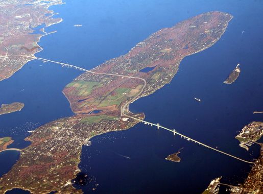 File:Newport Bridge, Narragansett Bay-2.jpg - Wikimedia Commons