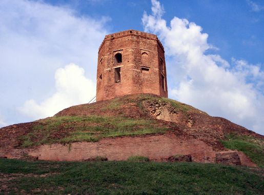 File:Chaukhandi Stupa on a hill, Sarnath.jpg - Wikimedia Commons