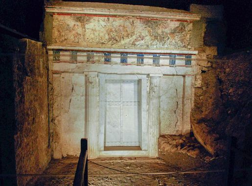 Ficheiro:Facade of Philip II tomb Vergina Greece.jpg - Wikipedia, a  enciclopedia libre