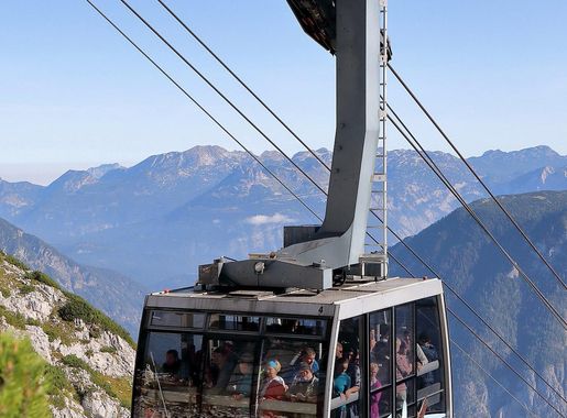 File:Obertraun - Dachstein-Krippensteinbahn, Kabine.JPG - Wikimedia Commons