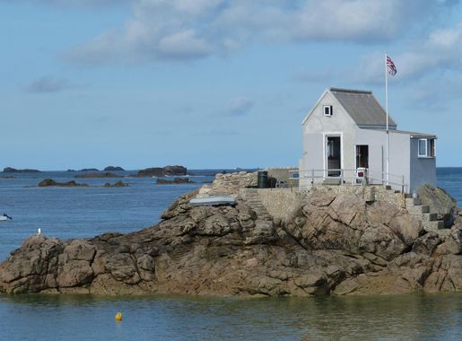 Gambar : pantai, laut, batu, lautan, mercu suar, melihat, rumah, liburan,  jurang, Perancis, teluk kecil, menara, kesepian, medan, badan air, Inggris,  Atlantik, tanjung, baju kaos, pulau kecil, united kingdom, Kepulauan  Channel, Pulau