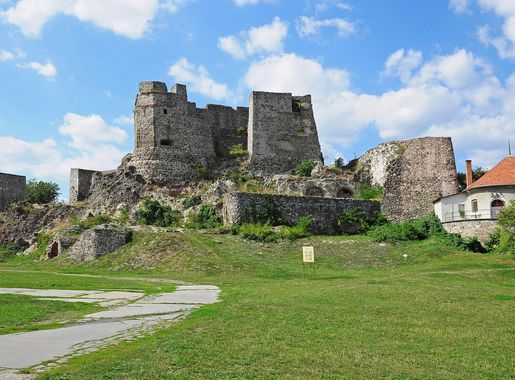 File:Levice, hrad, Slovensko.jpg - Wikimedia Commons