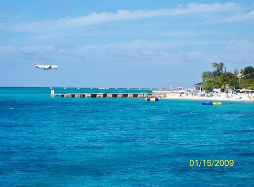 File:Plane landing at Montego Bay Airport, Jamaica - panoramio.jpg -  Wikimedia Commons