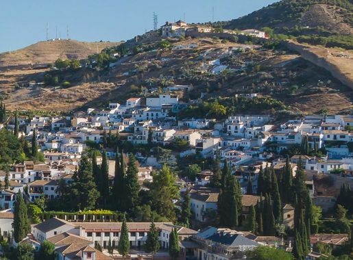 File:Barrio del Sacromonte, en Granada (España).jpg - Wikimedia Commons