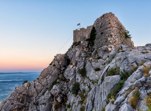 File:Omis fortice Starigrad.jpg - Wikimedia Commons
