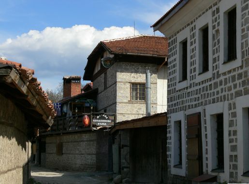 File:Street with old houses.JPG - Wikimedia Commons
