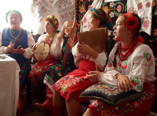 Файл:Ensemble «Wellspring» from the Museum of Ukrainian wedding (village  Large Budyscha Dicanka district, Poltava region).JPG — Вікіпедія