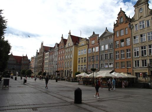 File:Gdańsk, Długa Street, houses in the row.JPG - Wikimedia Commons