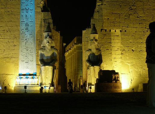 File:Luxor Temple at night, lights, Luxor, Egypt.jpg - Wikimedia Commons