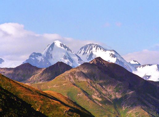 File:Гора Белуха, Алтай, снято со стороны Кахазстана.jpg - Wikimedia Commons