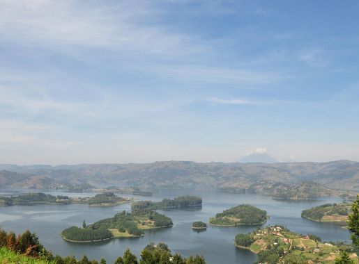 File:Lake bunyonyi Islands 04.jpg - Wikimedia Commons