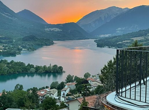 File:Lago di Barrea al tramonto visto da Barrea - 202109032245.jpeg -  Wikimedia Commons