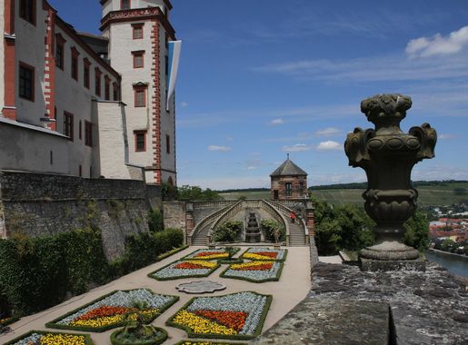 File:Wuerzburg-Festung Marienberg-Fuerstengarten-24-Marienturm-2014-gje.jpg  - Wikimedia Commons