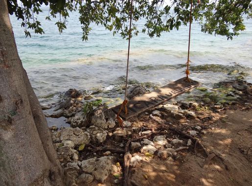 File:Swing with Lakeshore - Peace Island - Lake Kivu - Near Kibuye  (Karongi) - Rwanda - 02 (8979735448).jpg - Wikimedia Commons