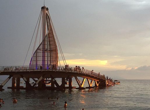 File:Muelle de la Playa de los Muertos al atardecer, Puerto Vallarta.jpg -  Wikimedia Commons