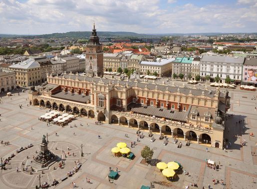 File:Sukiennice and Main Market Square Krakow Poland.JPG - Wikimedia Commons