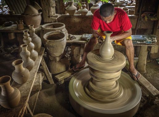File:Burnayan Pottery making of Vigan.jpg - Wikimedia Commons