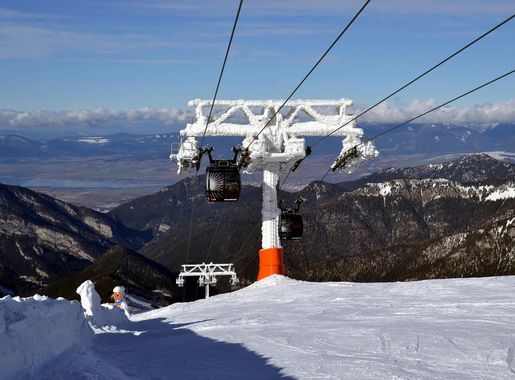 File:Jasná Ski Resort - gondola lift to Chopok (2).JPG - Wikimedia Commons