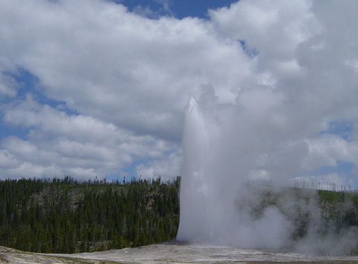 File:Old Faithful Geyser at Yellowstone.JPG - Wikimedia Commons
